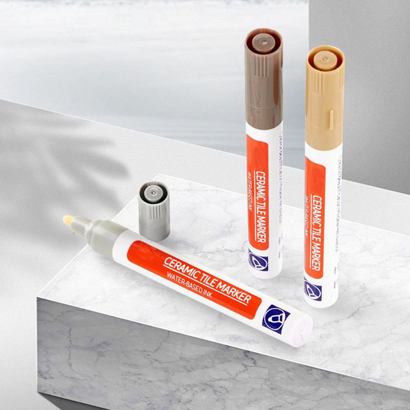 Application du stylo sur un joint de carrelage sale