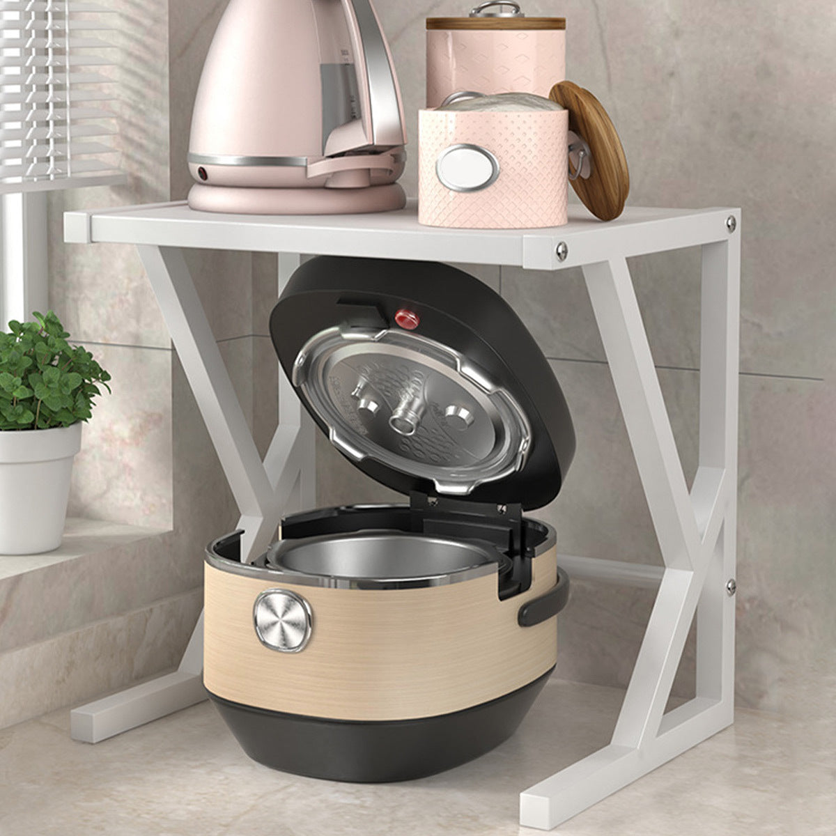 Étagère de rangement en acier noir avec accessoires de cuisine