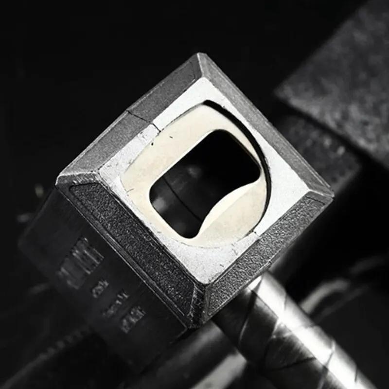 Ouvre-bouteille posé sur une table en bois, prêt à l'emploi