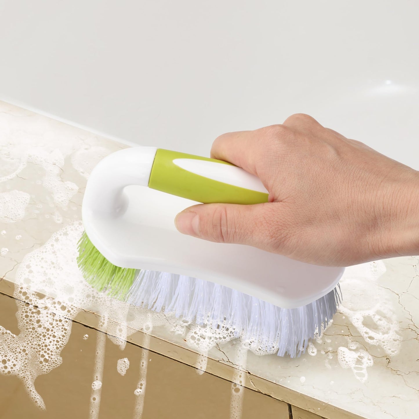 Brosse en plastique avec détails sur les poils robustes