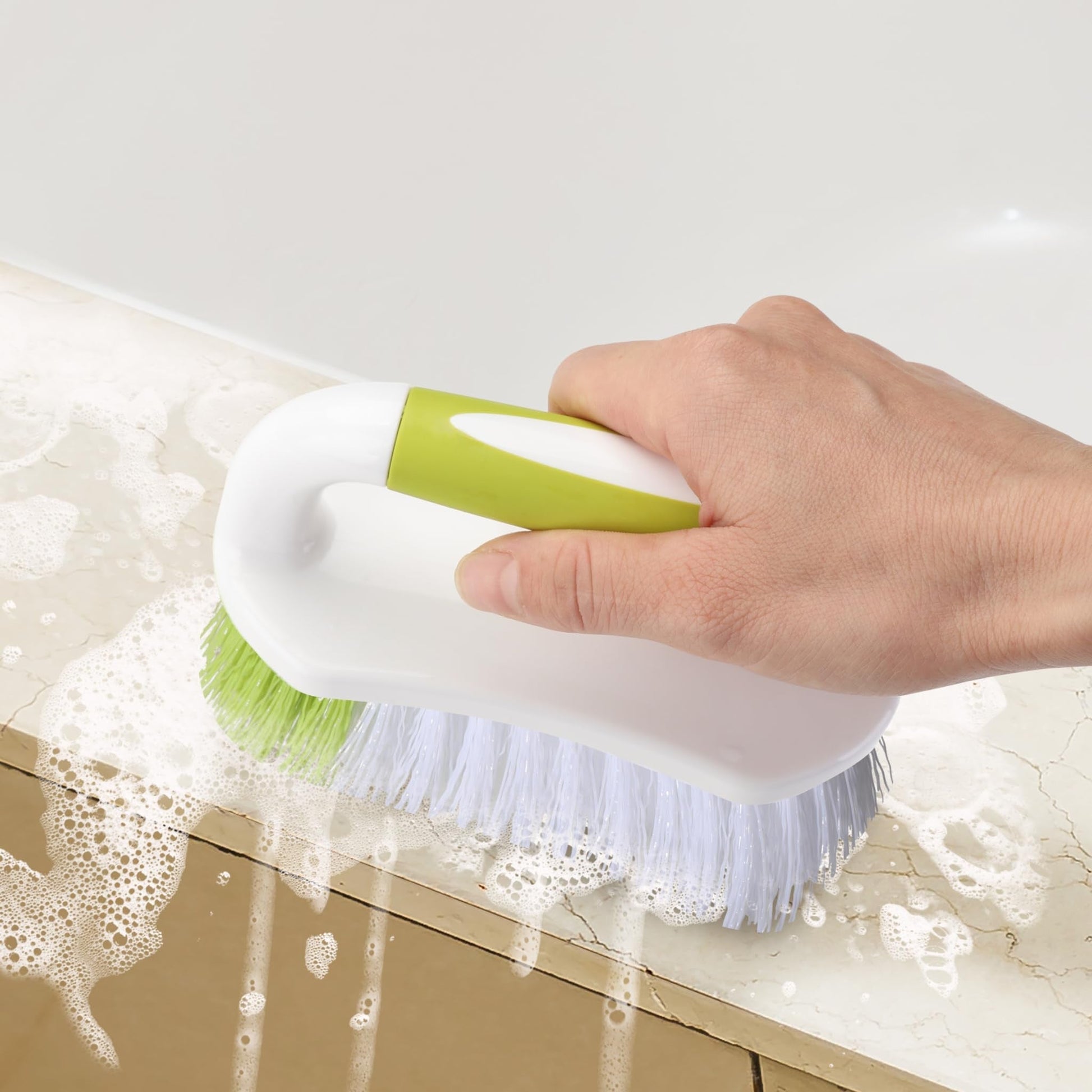 Brosse en plastique avec détails sur les poils robustes