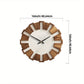 Horloge en bois sur un mur de cuisine moderne