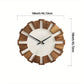Horloge murale en bois naturel avec chiffres romains visibles
