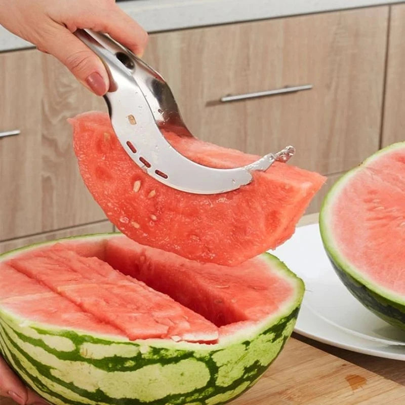 Démonstration de la facilité d'utilisation du coupe-fruits