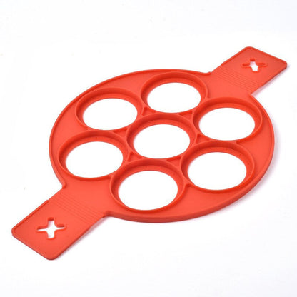 Vue de côté d'une poêle en silicone pour cuisson uniforme
