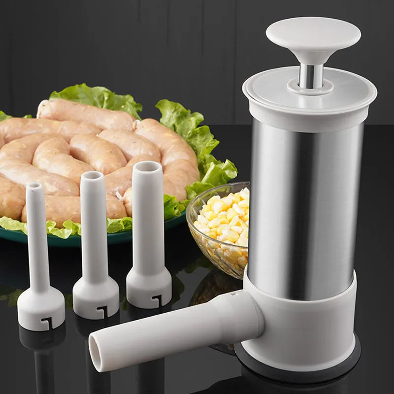 Machine à saucisses avec tubes en acier sur table de cuisine