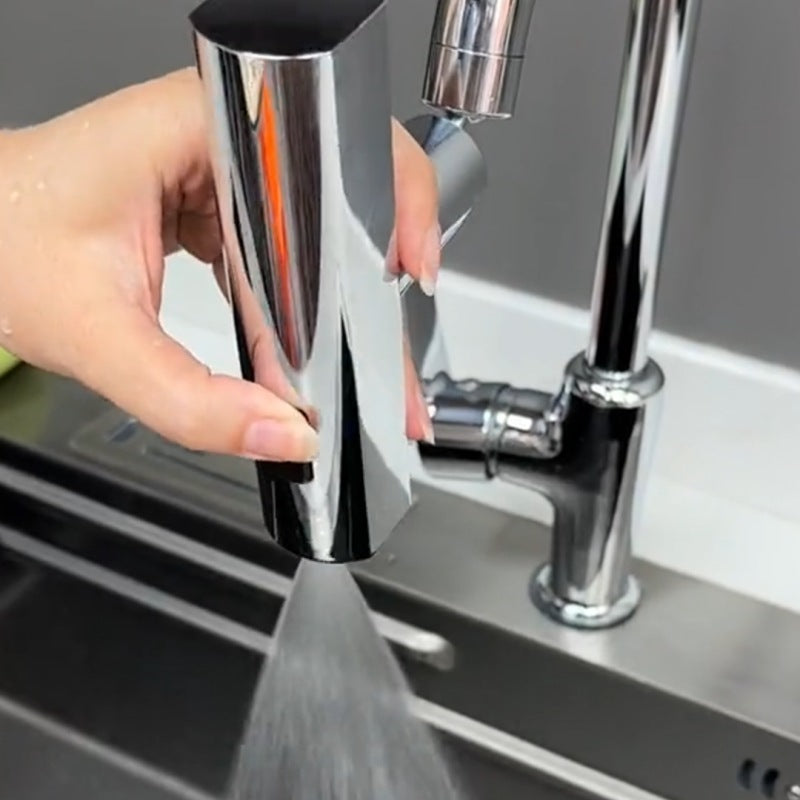 Vue rapprochée du robinet en cuivre avec mode cascade activé