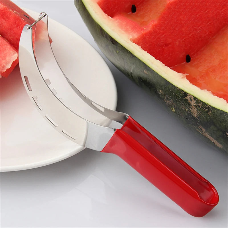 Coupe-fruits rouge prêt à l'emploi sur un plan de travail
