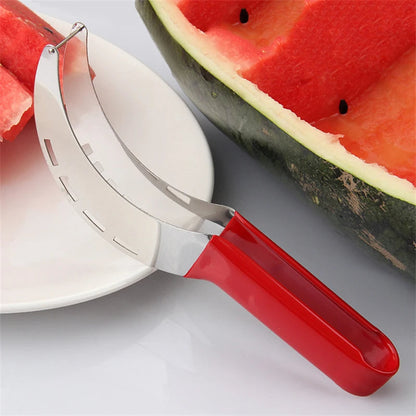 Coupe-fruits rouge prêt à l'emploi sur un plan de travail