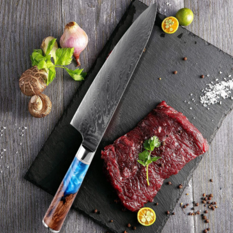 Couteau de cuisine japonais posé sur une planche