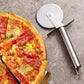 Gros plan sur la poignée ergonomique de la roulette à pizza
