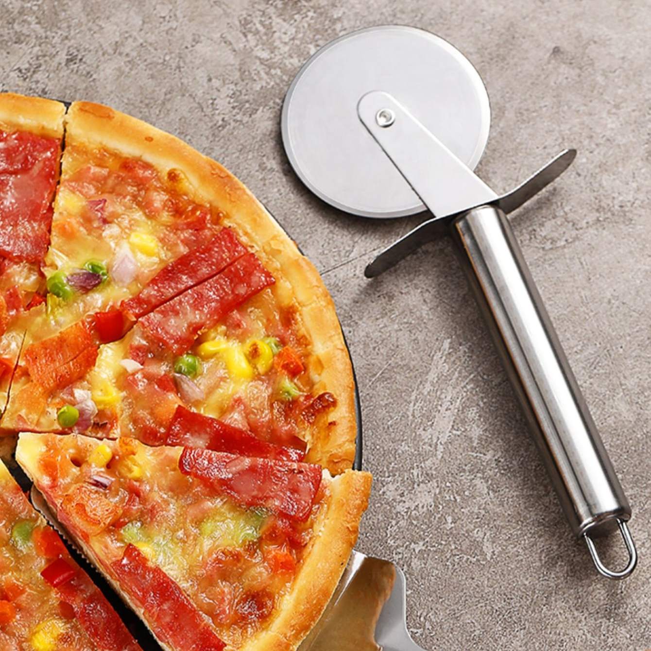 Gros plan sur la poignée ergonomique de la roulette à pizza