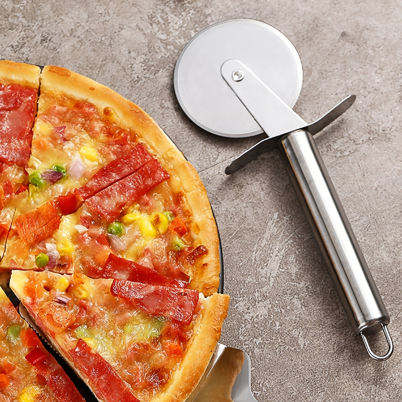 Roulette à pizza montrée avec des dimensions précises