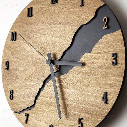 Gros plan sur les détails en bois de l'horloge