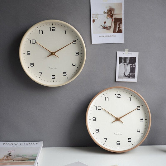 Vue latérale de l'horloge montrant sa finesse et élégance