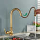 Robinet en laiton antique avec bec pivotant en cuisine