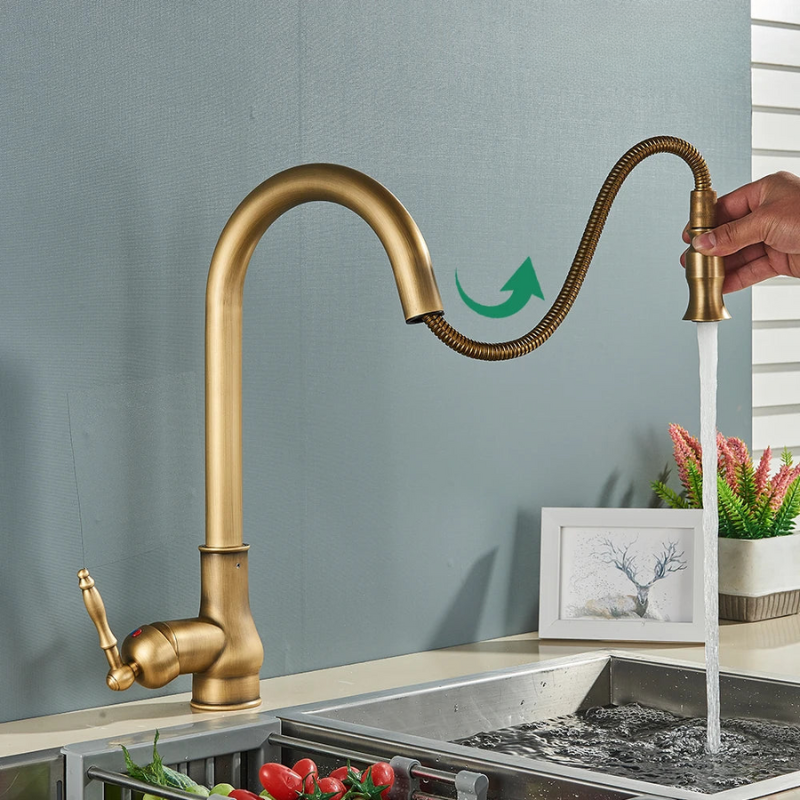 Robinet en laiton antique avec bec pivotant en cuisine