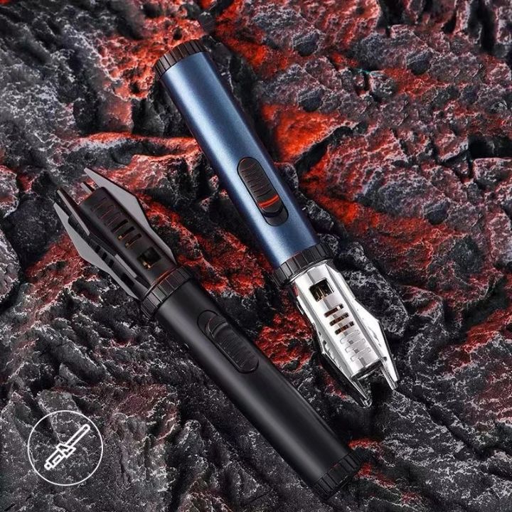 Briquet avec flamme intense allumée en extérieur venteux