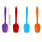 Gros plan sur la poignée d'une spatule bleue en silicone