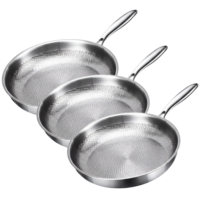 Poêles en titane empilées, montrant leur design élégant