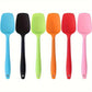 Spatule rouge en silicone flexible posée sur une table