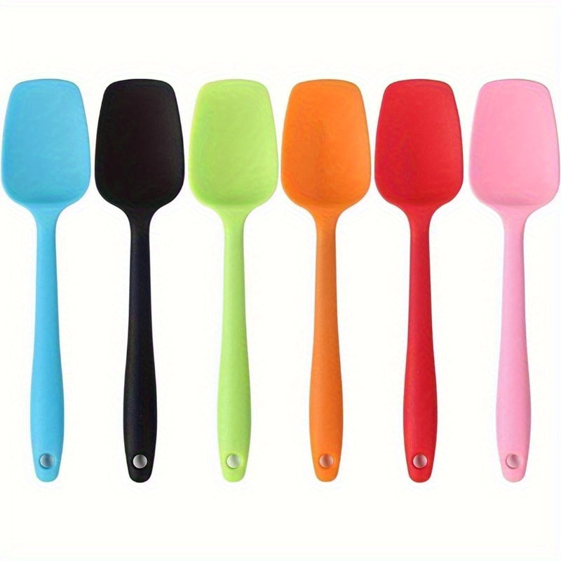 Spatule rouge en silicone flexible posée sur une table