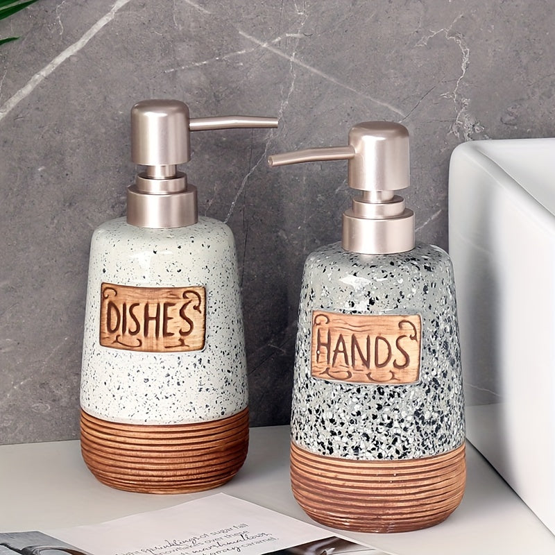 Distributeur de savon avec base en bois et étiquette 'DISHES'