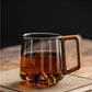 Gros plan sur la poignée en bois d'une tasse en verre