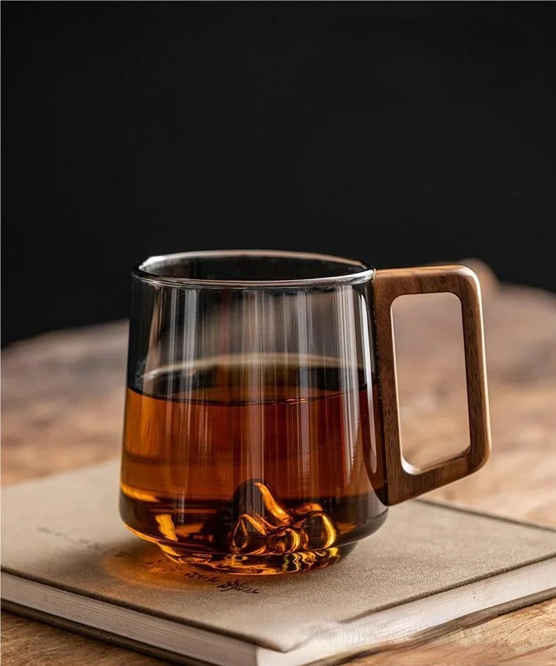 Gros plan sur la poignée en bois d'une tasse en verre