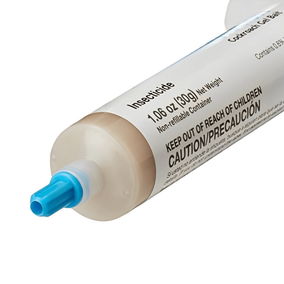 Seringue de gel posée sur une surface blanche