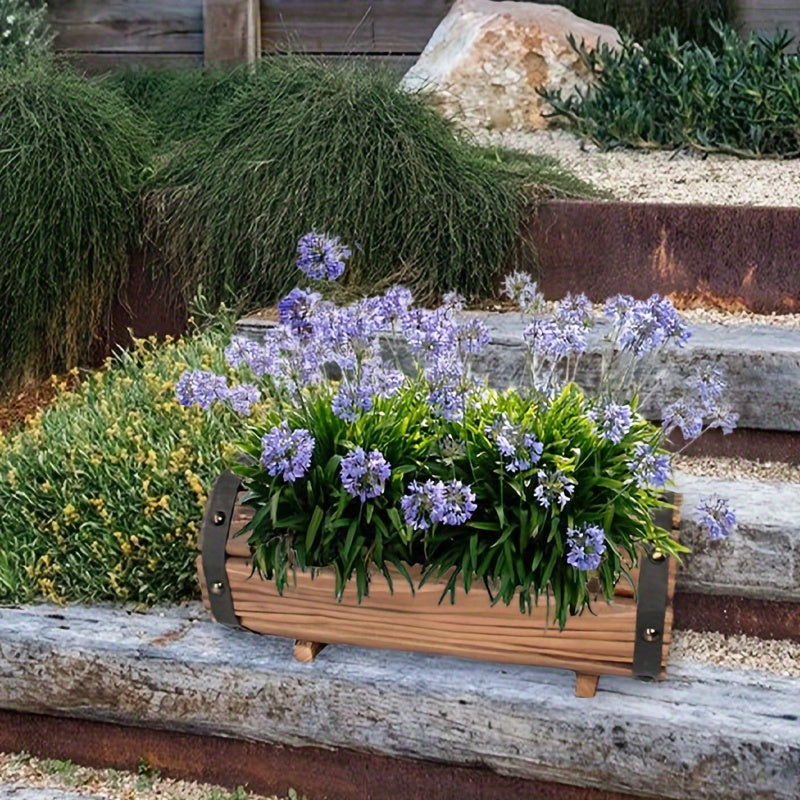 Jardinière en bois avec plantes vertes sur un rebord de fenêtre