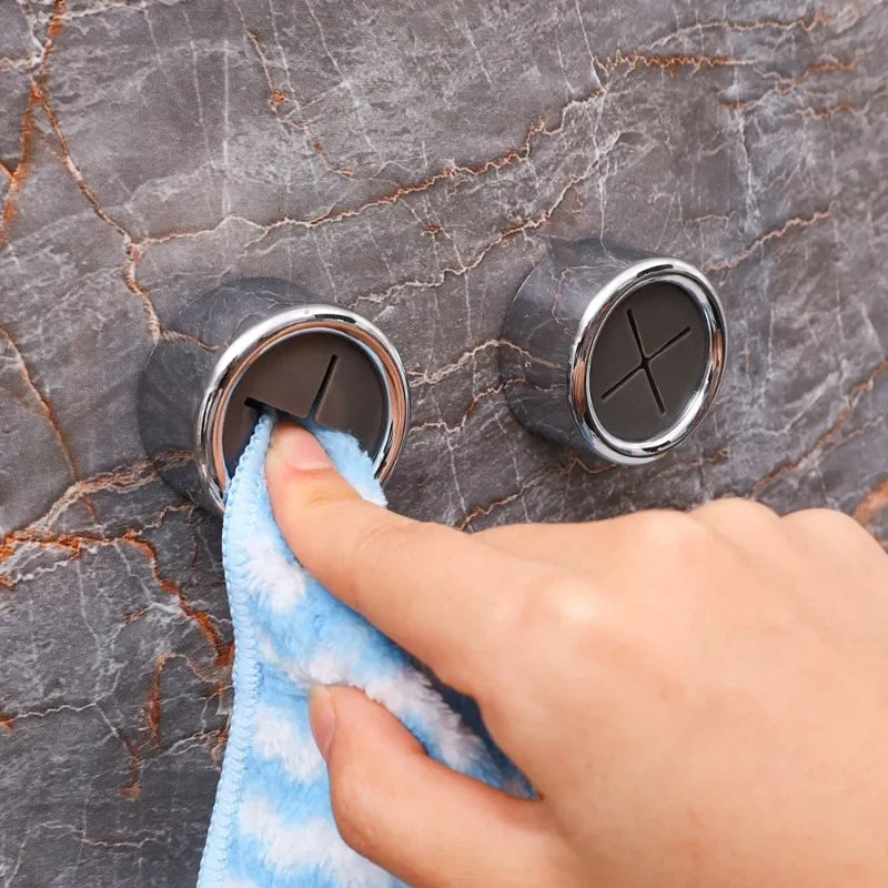 Porte-serviettes auto-adhésif avec serviette accrochée