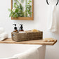 Panier de rangement sur une étagère de salle de bain