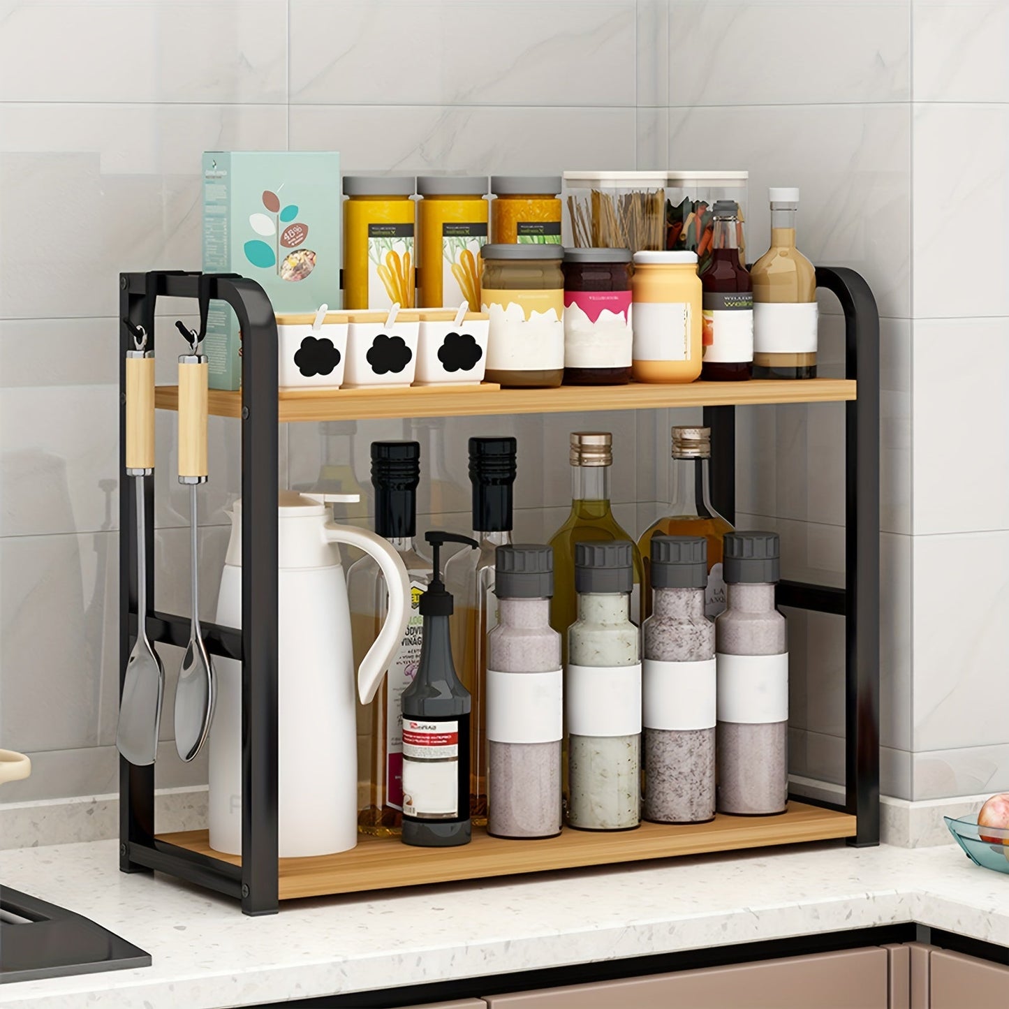 Étagère moderne avec accessoires de cuisine organisés
