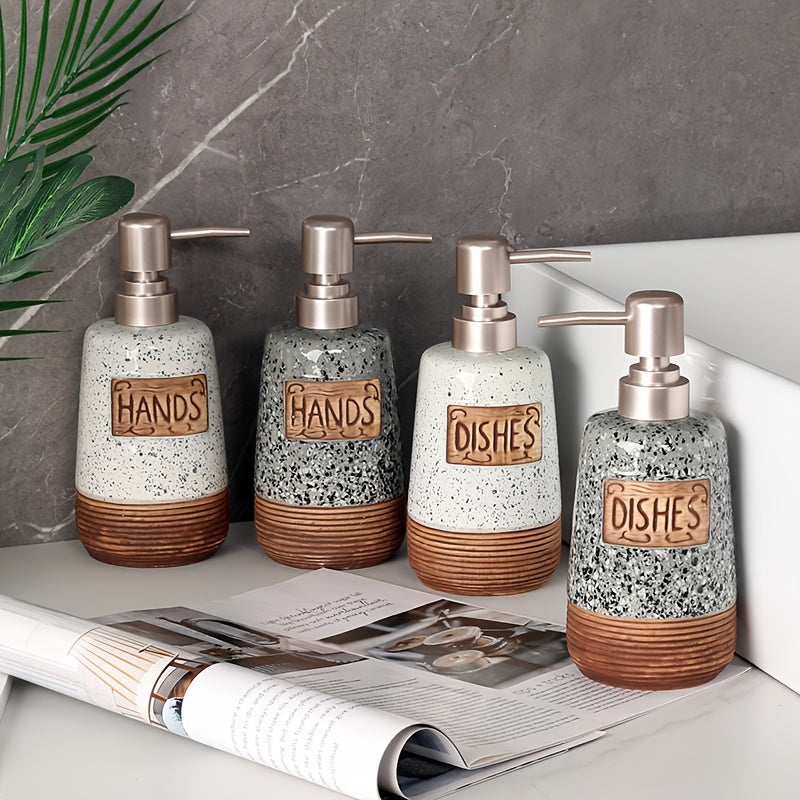 Distributeur rempli de savon liquide, posé sur un comptoir