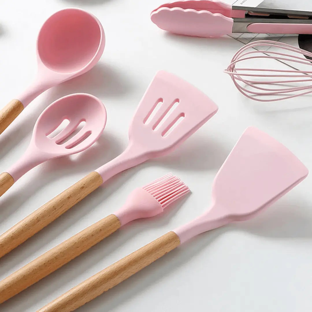 Ensemble d'ustensiles de cuisine en silicone sur fond blanc