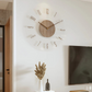 Vue d'ensemble de l'horloge dans un bureau minimaliste