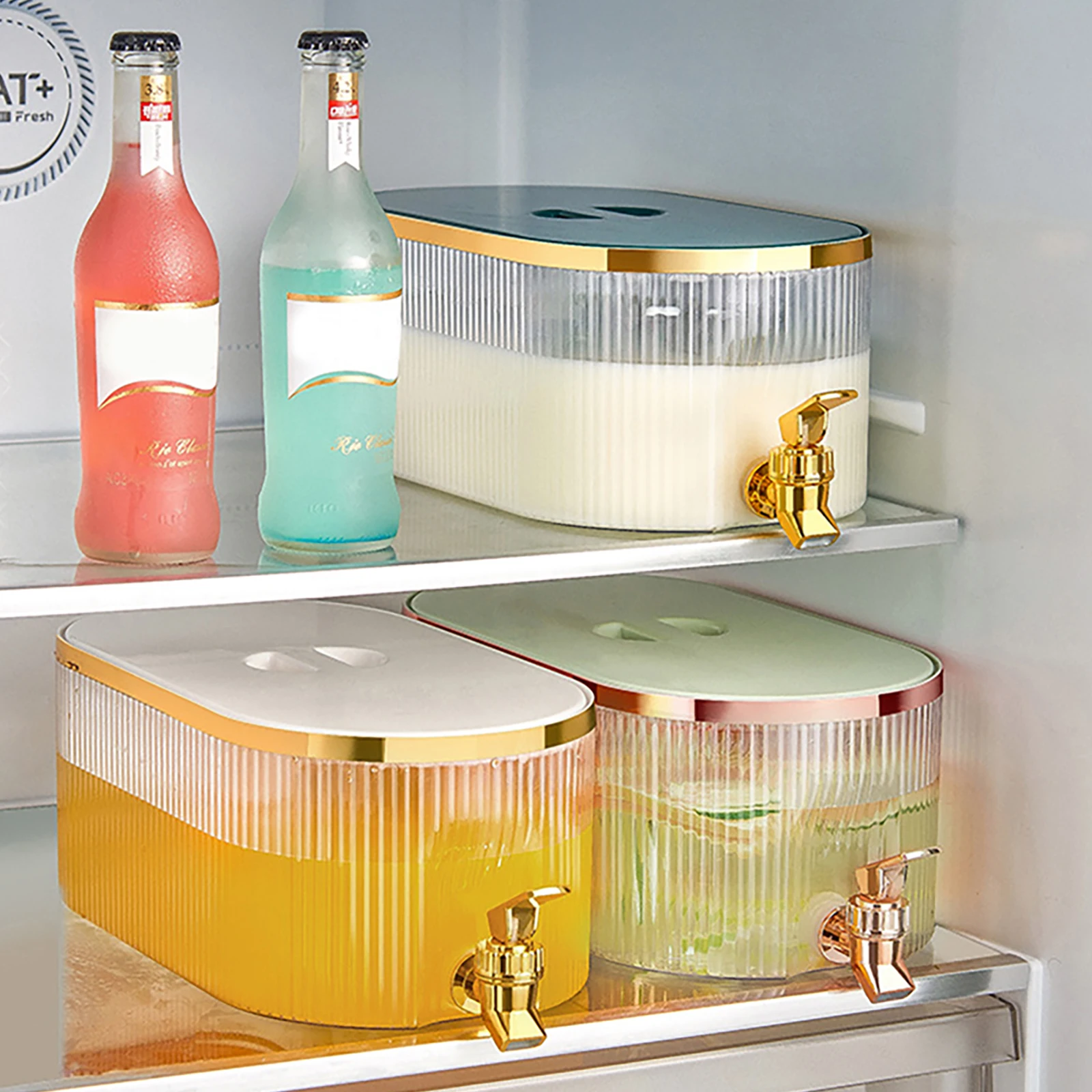 Distributeur rectangulaire sur une étagère de réfrigérateur