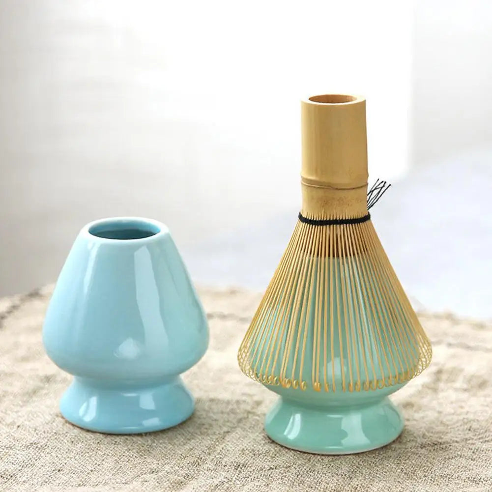Cuillère en bambou posée sur un bol à matcha traditionnel