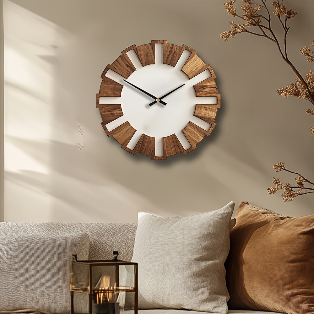 Horloge en bois accrochée sur un mur blanc minimaliste