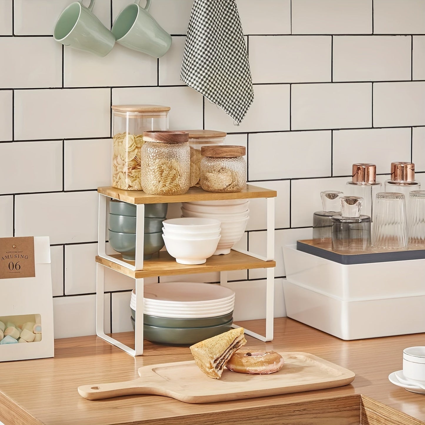Étagères en bambou avec produits de salle de bain