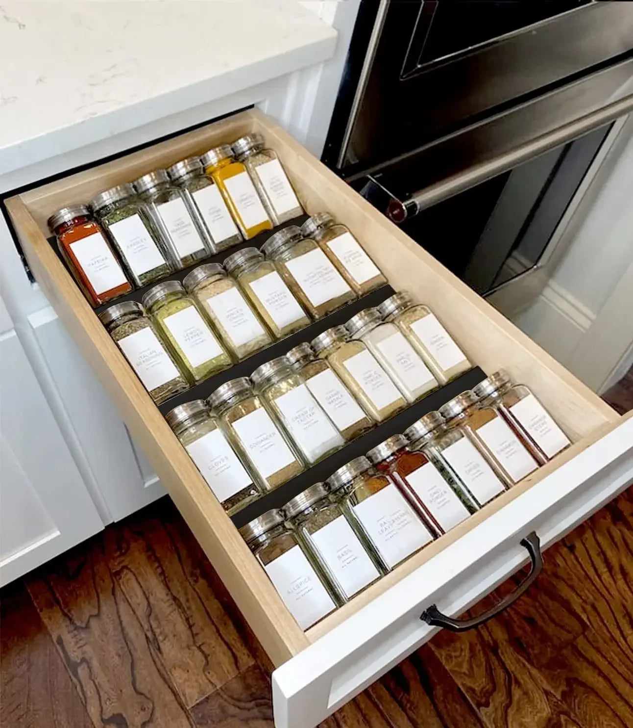 Quatre organisateurs en acrylique transparent empilés