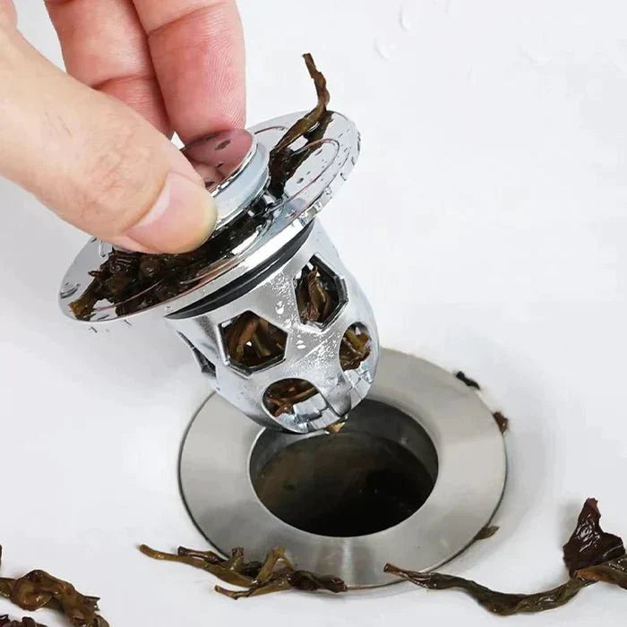 Filtre de drain en acier inoxydable sur un évier blanc