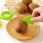 Coupe-kiwi en action, tranchant un fruit juteux