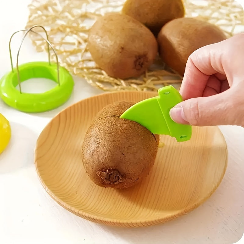 Coupe-kiwi en action, tranchant un fruit juteux