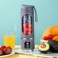 Mixeur portable en fonctionnement avec fruits à l'intérieur