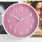 Horloge posée sur une table pour une vue d'ensemble