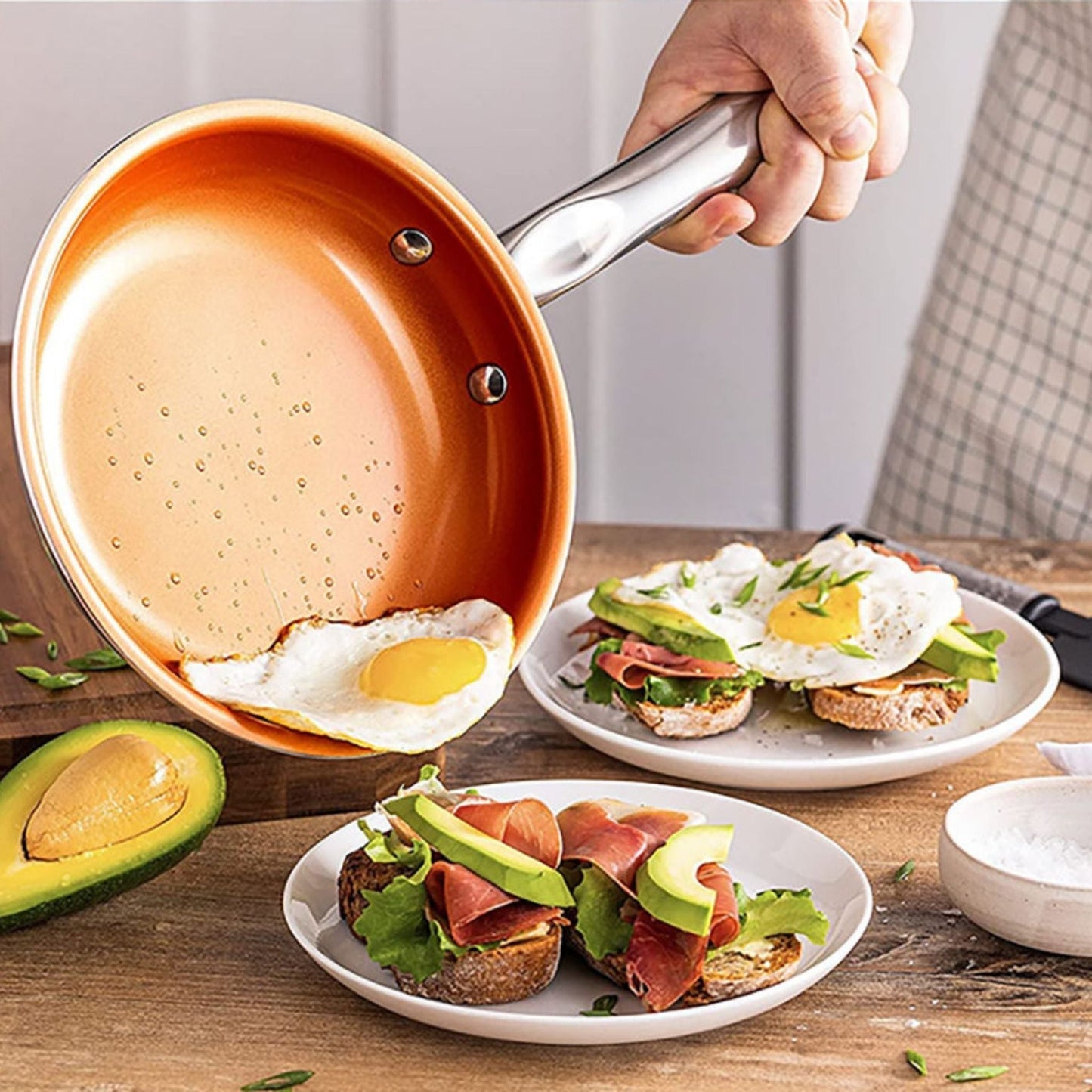 Poêle en cuivre avec revêtement antiadhésif sur une plaque de cuisson
