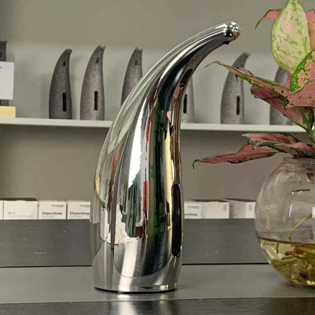 Distributeur de savon automatique avec capteur infrarouge en fonctionnement
