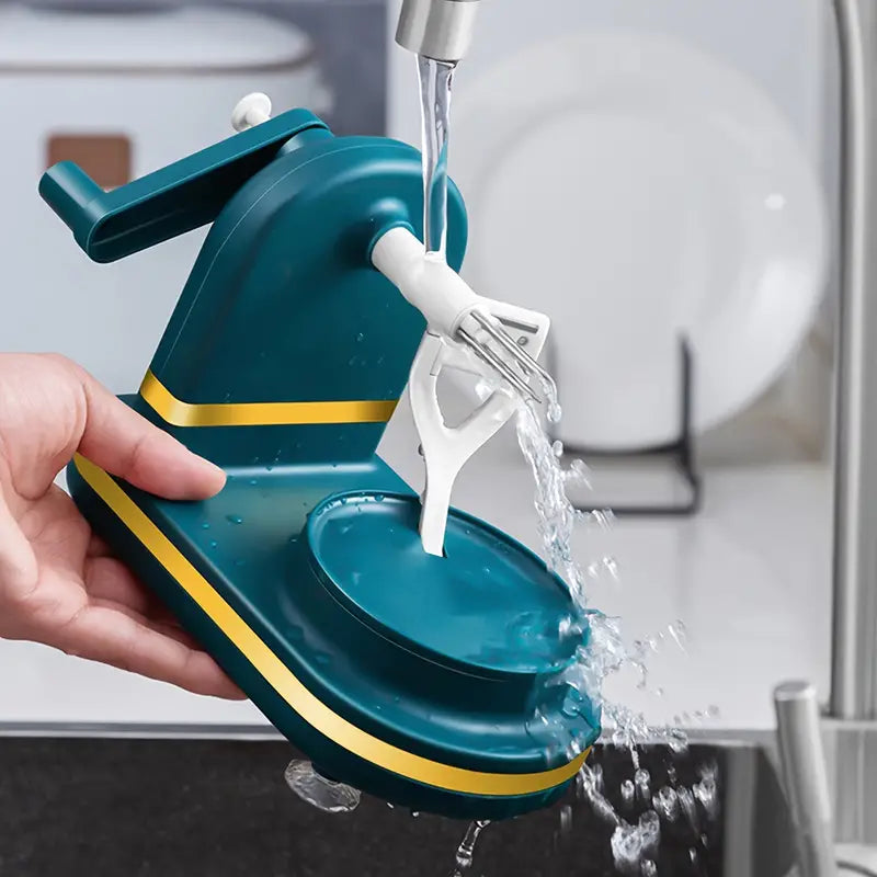 Éplucheur manuel en action sur une pomme, gros plan